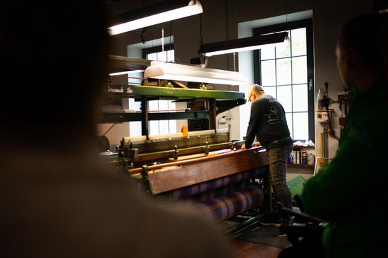 Visite guidée de l’ancienne manufacture de draps à Esch-sur-Sûre, dans l’Éislek, au Luxembourg.