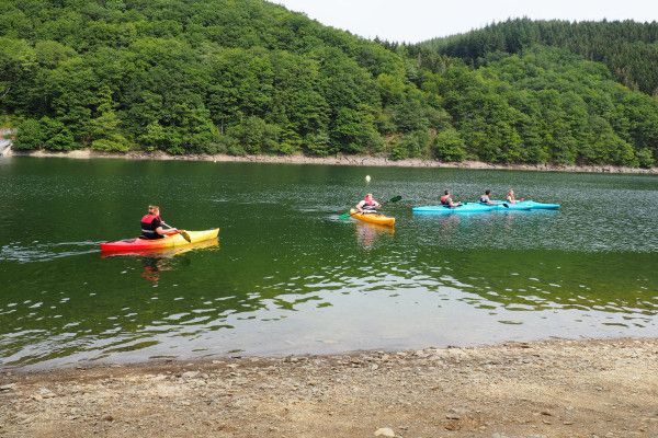 Kajak fahren auf dem Stausee