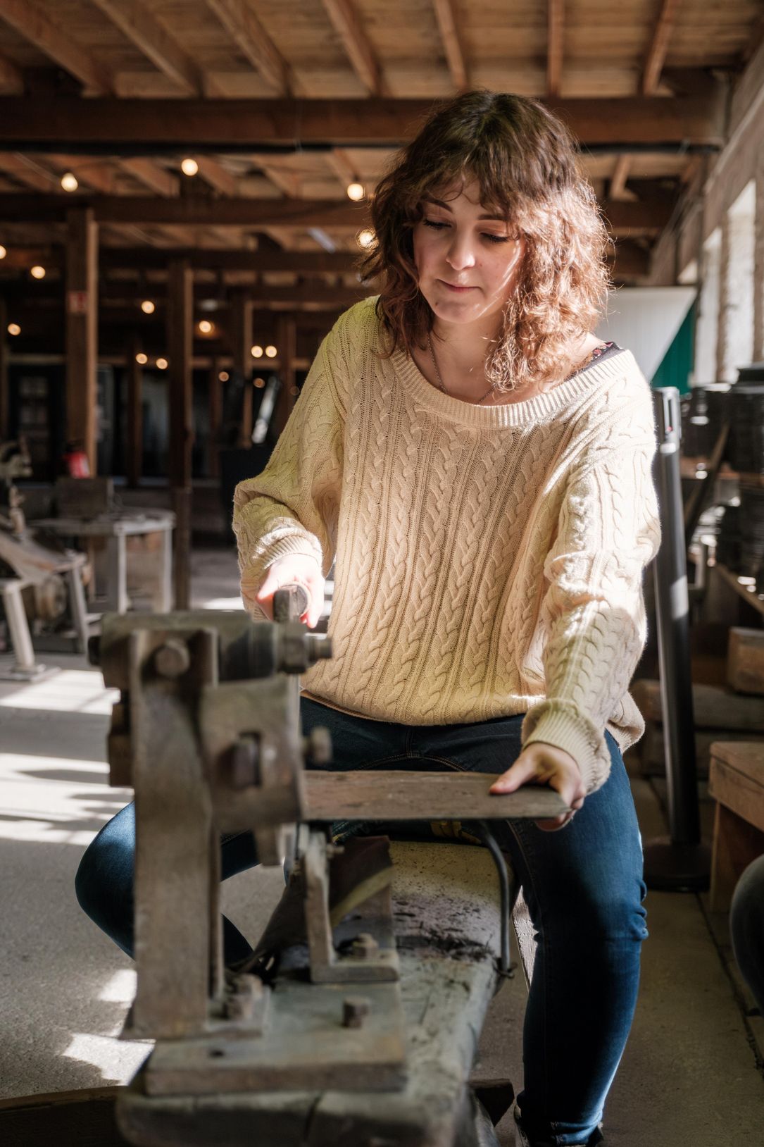 Vrouw neemt deel aan een workshop in het Leisteenmuseum in Haut-Martelange, Éislek, Luxemburg. 