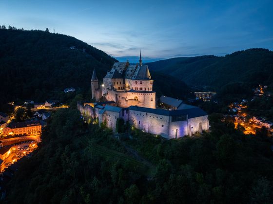 Une photo nocturne du château de Vianden, magnifiquement éclairé.
