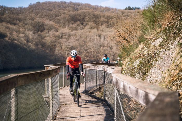 Gravelbikers fietsen over de Ourdall-promenade bij Vianden, Éislek, Luxemburg. 