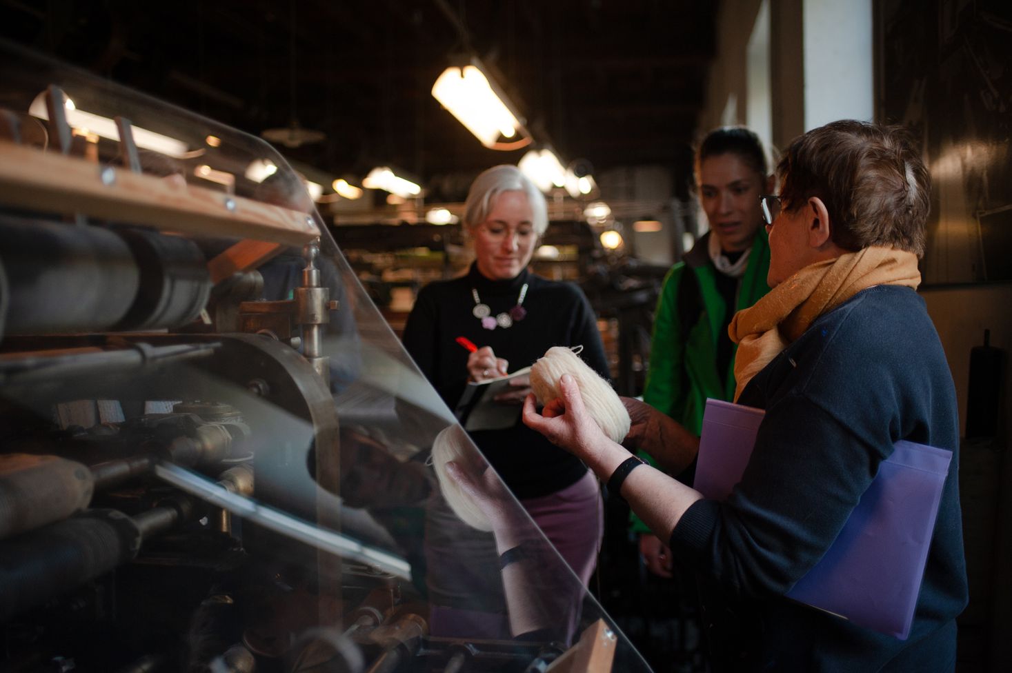 A shot at the Textile Museum in Esch-sur-Sûre during a guided tour, where visitors are shown an old weaving machine.