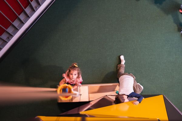 Kinder spielen und entdecken im ersten Kindermuseum Luxemburgs, dem Kannermusée Plomm in Wiltz im Éislek. 
