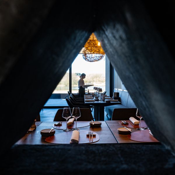 Une serveuse dresse les tables du restaurant Sensa à l’hôtel Anatura à Weiswampach.