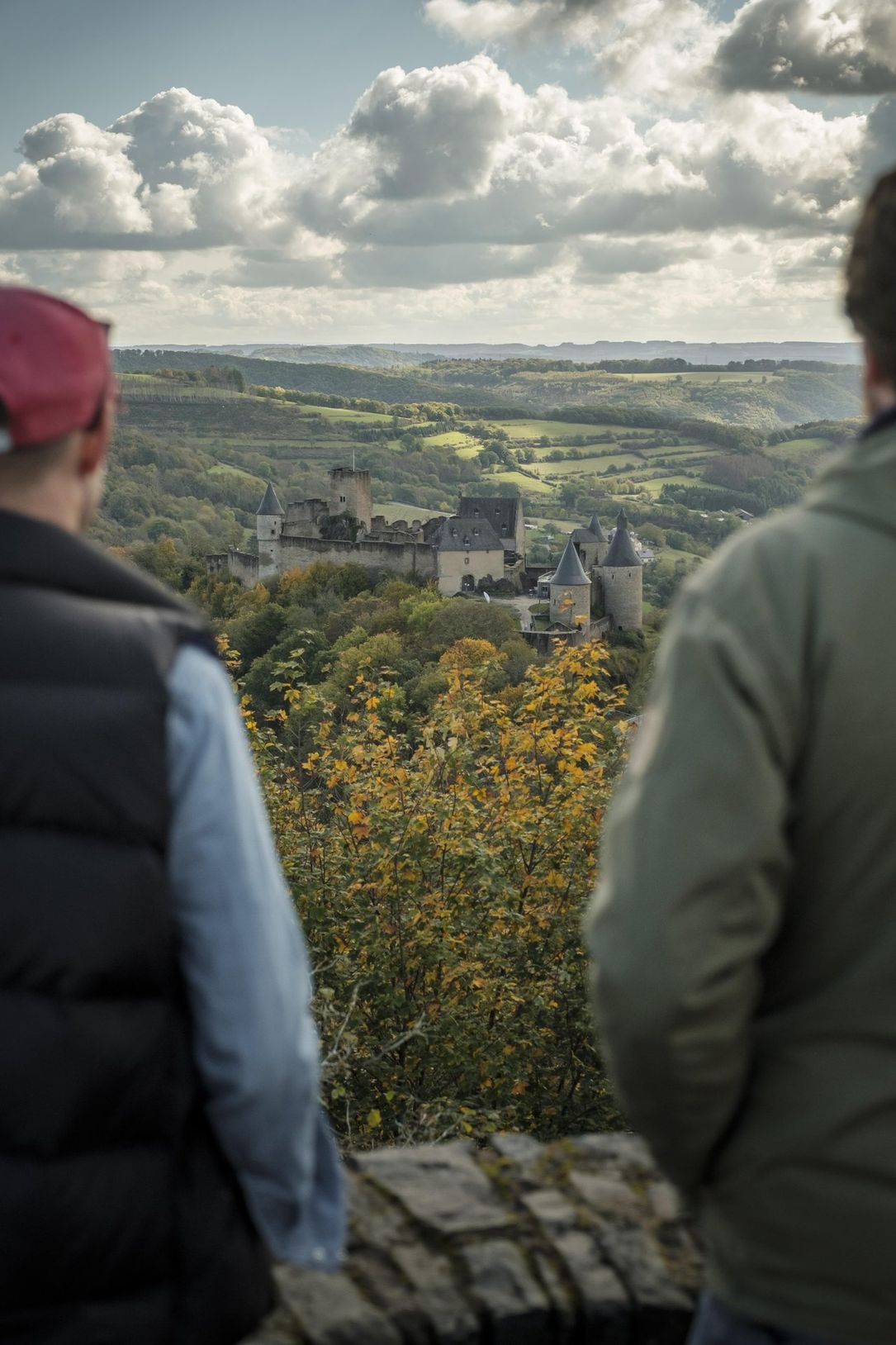 Twee mannen genieten van het herfstuitzicht vanaf het Gringlee-uitkijkpunt op het Lee Trail in Éislek, Luxemburg. 