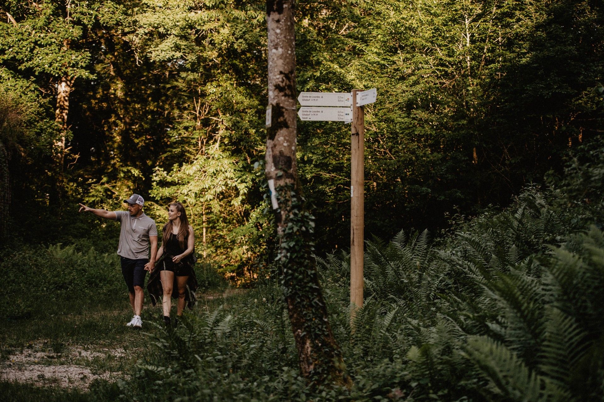 Een groep mensen klimt een berg op via een wandelpad, met een adembenemend uitzicht op de vallei.