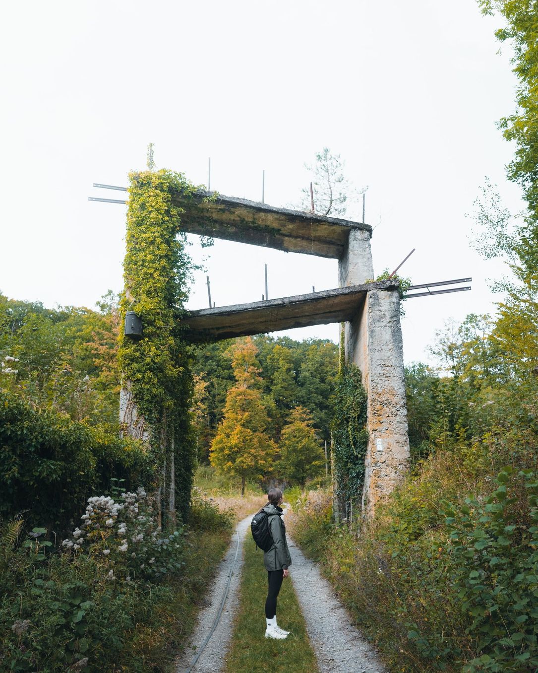 Frau am Eingang des ehemaligen Steinbruchs Schoofsbësch auf dem Éislek Pad Gilsdorf in Luxemburg.