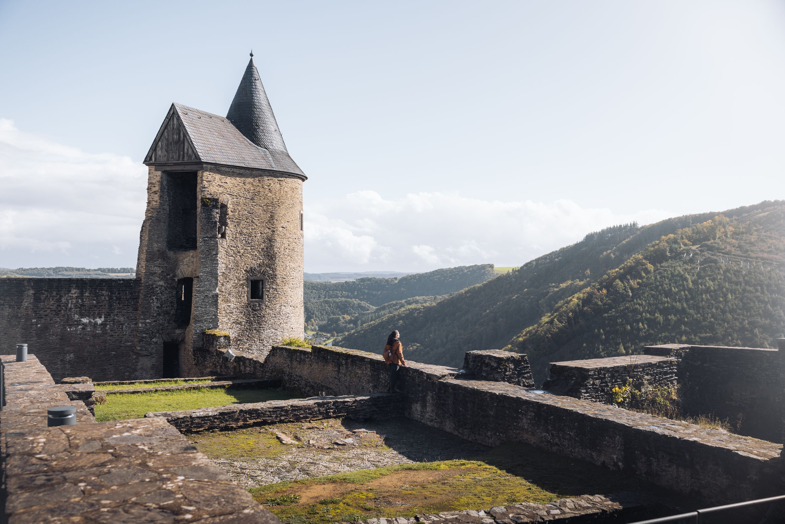 Blick von der Burg Bourscheid mit Turm, Mauern und Panorama