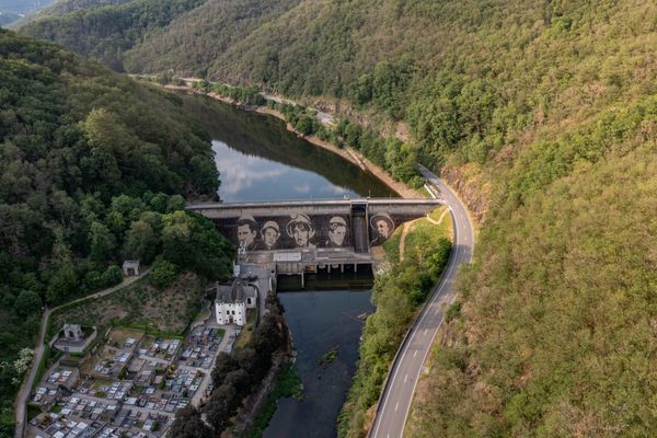 Œuvre d’art de Klaus Dauven sur le mur du barrage de Vianden, dans l’Éislek, au Luxembourg. 