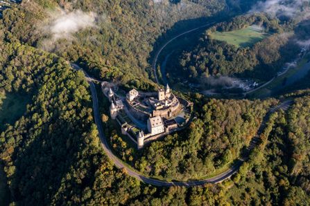 Vue par drone du château de Bourscheid en été, une destination populaire près du plus grand château de l'Eislek.