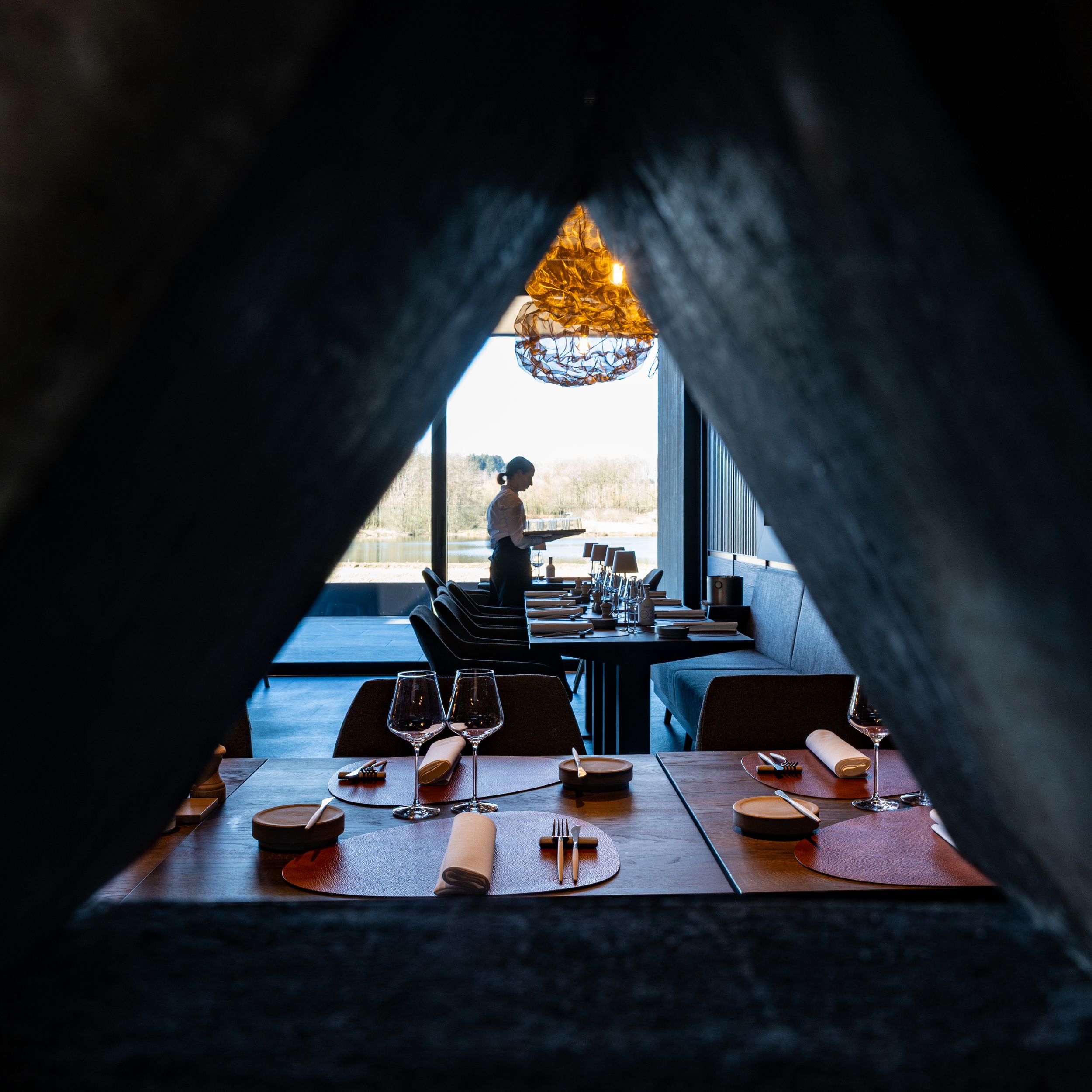 Een serveerster dekt de tafels in restaurant Sensa in Hotel Anatura in Weiswampach.